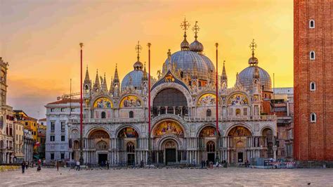 Der berühmte Markusplatz von Venedig • VisitItaly.Golf