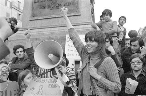 "Revolution is an act of love" - Pictures of Jane Fonda the Activist - Flashbak