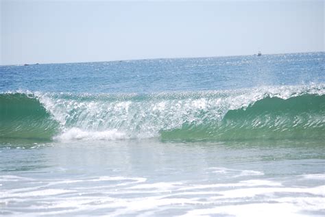 File:Small waves at Misquamicut Beach, RI.JPG - Wikimedia Commons