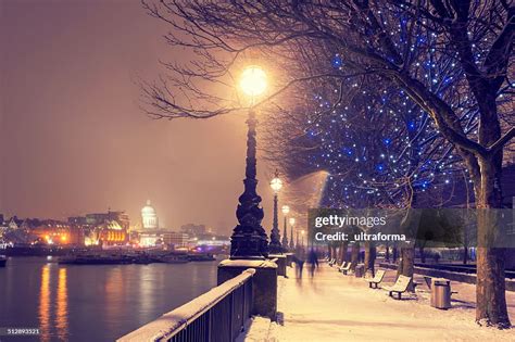 Snowy Christmas In London High-Res Stock Photo - Getty Images