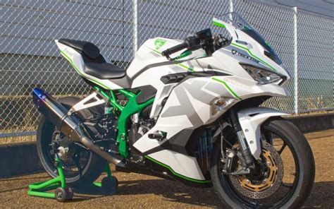 Watch this Kawasaki Ninja ZX-25R hit over 200km/h - BikesRepublic.com