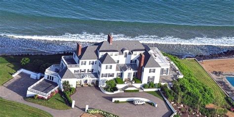 Taylor Swift Gives Historical Tours of Her Rhode Island Home to Friends and Family