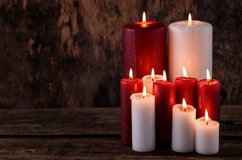 Velas blancas y rojas | Foto Gratis