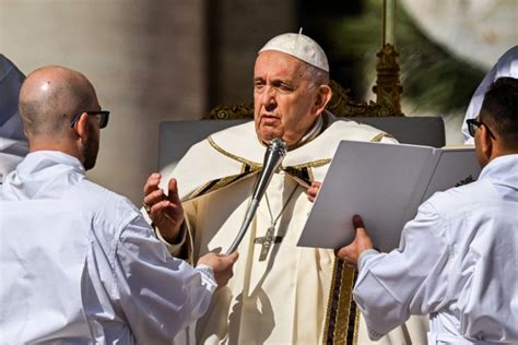 Pope Francis prays for Ukrainians and Russians in Easter address