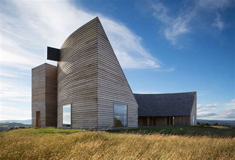 Crescent moon-shaped home on Chilean coast inspired by traditional boat-making techniques