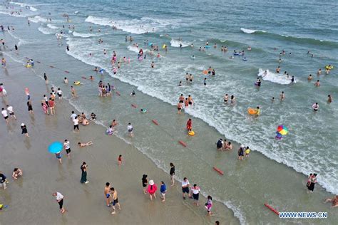 People enjoy themselves on Silver Beach scenic spot in Beihai, S China (4) - People's Daily Online