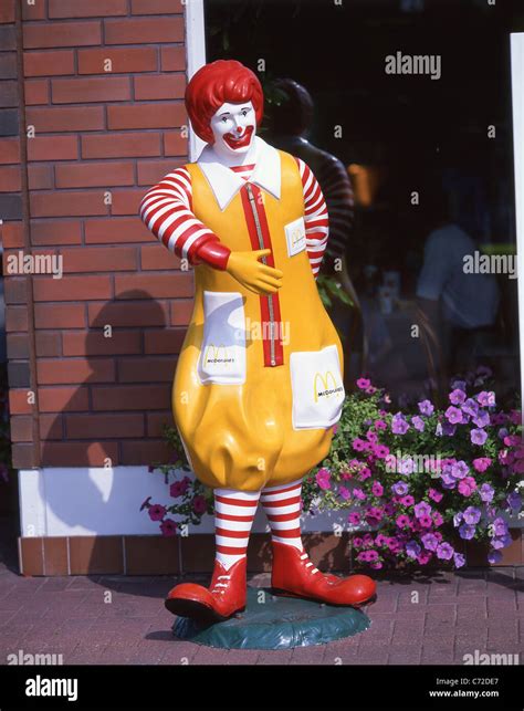 Ronald McDonald statue outside McDonald's Restaurant, San Francisco ...