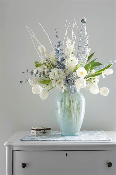 Karin Lidbeck: Styling a Winter White Floral Arrangement for Good ...