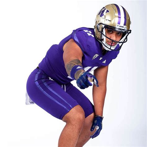 Washington Huskies Unveil Updated Football Uniforms – SportsLogos.Net News