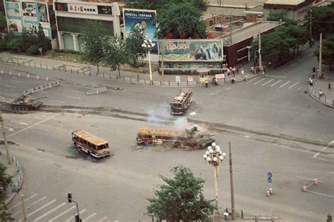 The story behind the iconic ‘Tank Man’ photo | How to take photos, Iconic photos, Rare ...