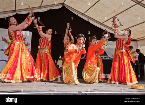 Traditional dance multi ethnic hi-res stock photography and images - Alamy