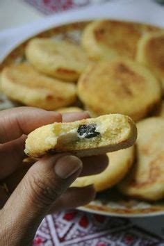 Mini harcha au fromage et olives noires (galette de semoule) avec ...