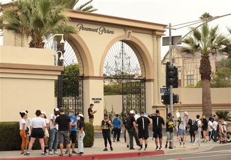 Opinion: A Paramount-Warner Bros. Discovery merger would test the new world of antitrust - Los ...