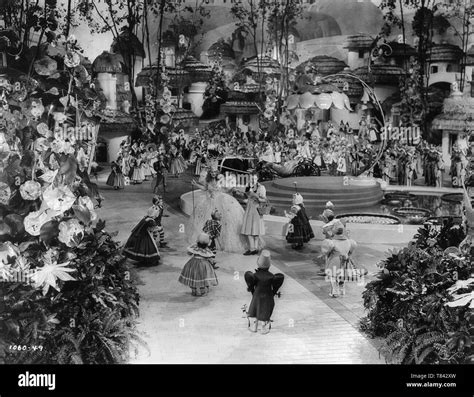 Judy garland munchkins 1939 Black and White Stock Photos & Images - Alamy