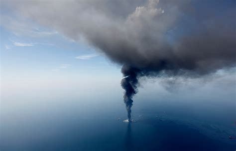 Deepwater Horizon oil rig explosion and collapse - TODAY.com