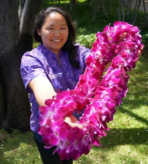 Oahu: Honolulu Airport (HNL) Traditional Lei Greeting | GetYourGuide