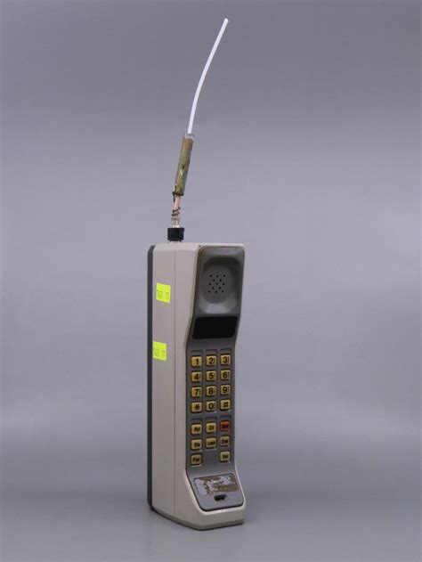 Lot - RARE AND COLLECTIBLE MOTOROLA DYNATAC 8000X, 1984, FIRST ...