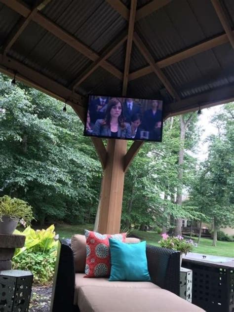 Check Out These 11 Outdoor TV Setups 🌴 📺 ☀️ - Yardistry | Outdoor tv ...