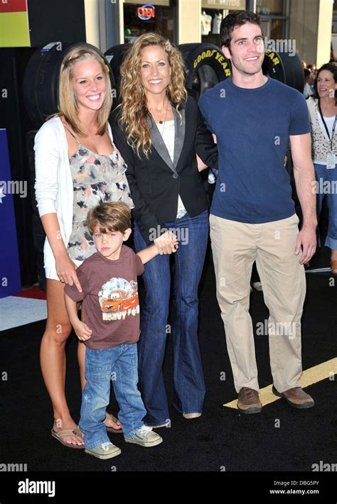 Sheryl Crow und ihr Sohn Wyatt der Los-Angeles-premiere von "Cars 2" im ...