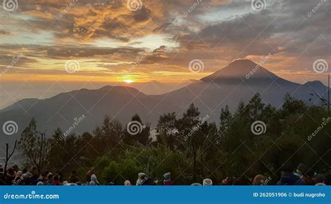 Sunrise at Sikunir, Dieng editorial photo. Image of tuorist - 262051906