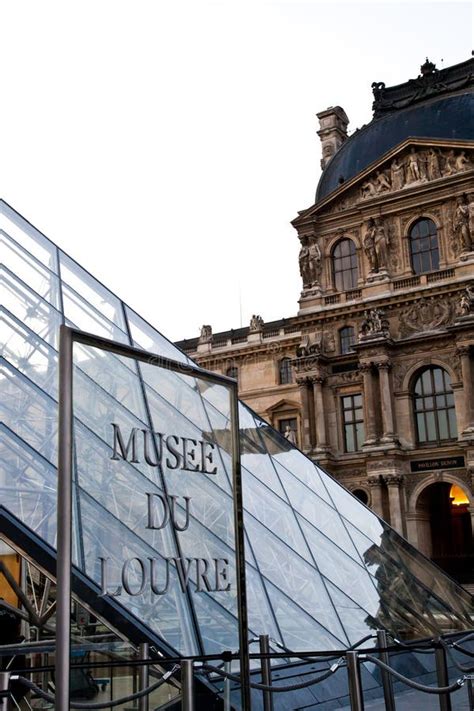 Louvre Museum Entrance editorial image. Image of city - 37880580