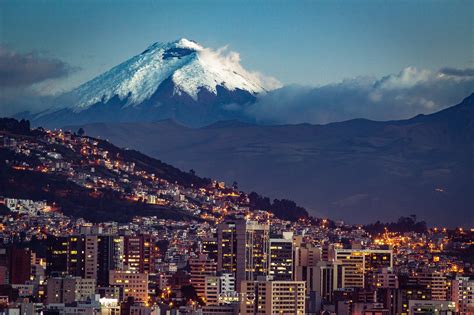 Quito, Ecuador [2048x1035] : r/CityPorn