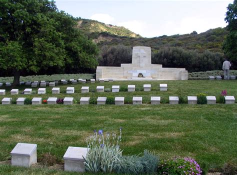 File:Ari Burnu Cemetery, Anzac Cove, Gallipoli wza.jpg