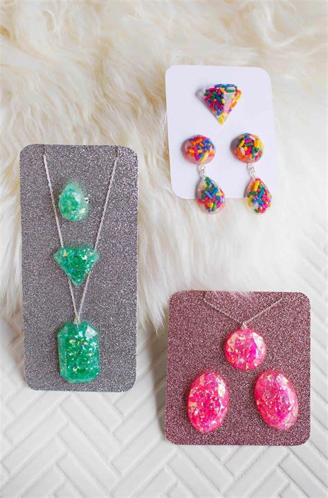 15 DIY Resin Jewelry Projects Worthy of Gifting