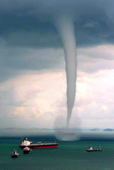 5 Mind-Blowing Water Tornadoes (Waterspouts) Captured On Video - TechEBlog