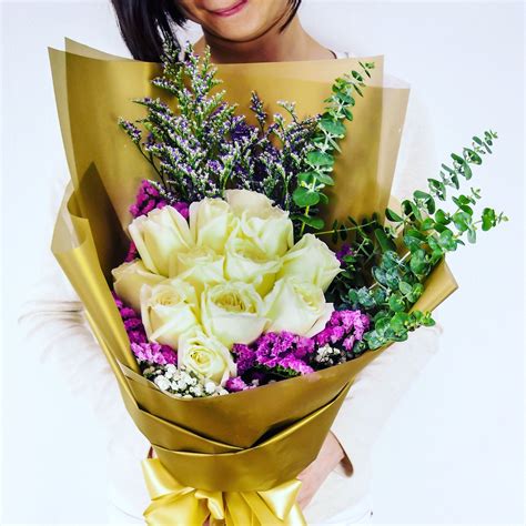 Hand bouquet Singapore from $39 www.littleflowerhut.com.sg | Hand bouquet, Flowers for you ...