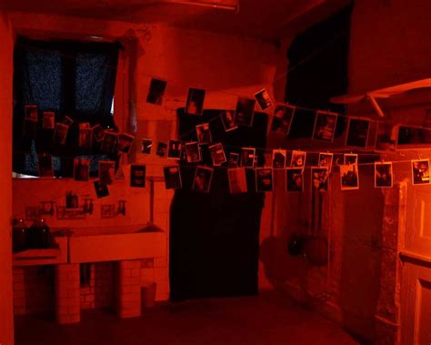 Quarto de revelaçao de fotos | Dark room photography, Dark room, Darkroom