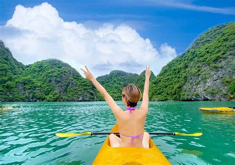 Kayaking in Halong Bay – Exciting experience to explore the nature