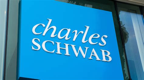 Charles Schwab: Full Hours and Holidays | GOBankingRates