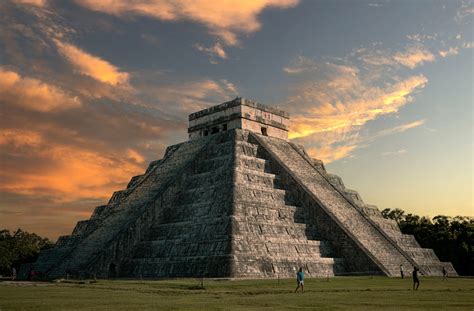 Historia y Misterios de la Piramide de Chichen Itza