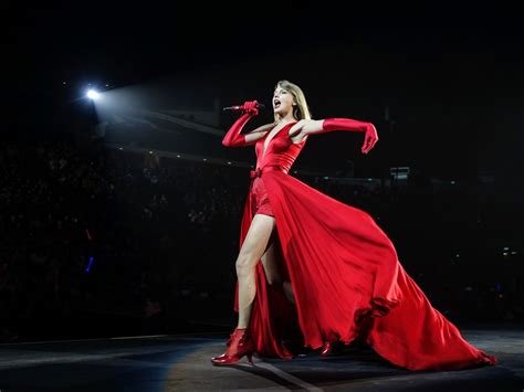 TAYLOR SWIFT Performs on Her Red Tour in Singapore – HawtCelebs