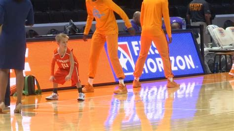 Kellie Harper’s son warms up with Lady Vols wearing jersey with her old number | WATE 6 On Your Side