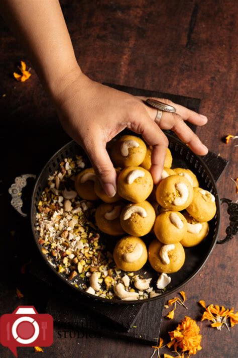 Besan Laddu- The Quintessential Indian Mithai - Pikturenama