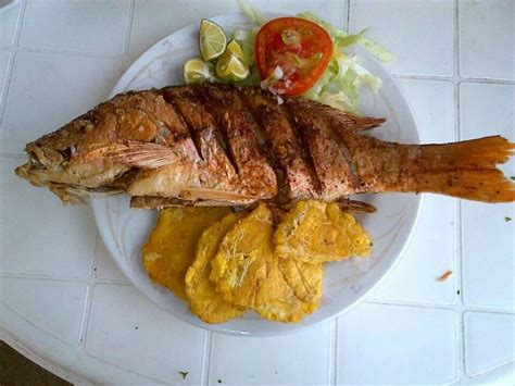 Pescado frito con tostones | Food therapy, Food, Pork