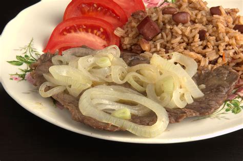 pollo encebollado cubano