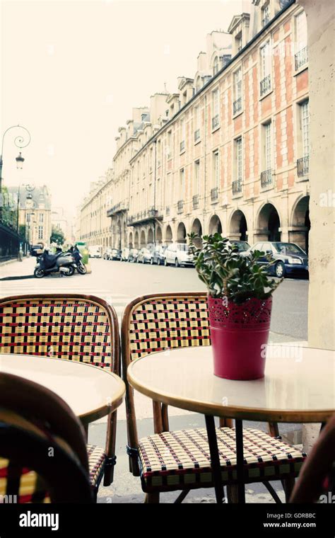 Paris vintage café fotografías e imágenes de alta resolución - Alamy