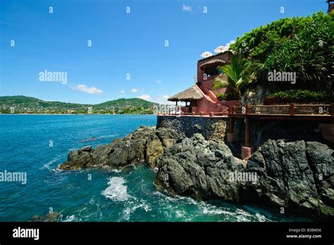 ZIHUATANEJO, Mexico - La Casa Que Canta luxury resort at Zihuatanejo, Mexico Stock Photo - Alamy