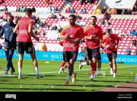 Sunderland warm up during the Sky Bet Championship match Sunderland vs ...