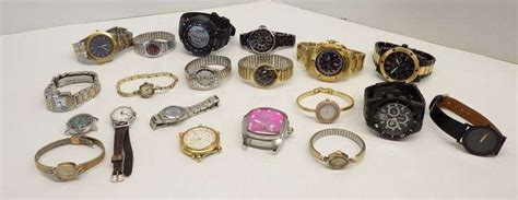 Collection of watches and watch parts, brands include: Le Château, Seiko, Swatch, Invicto, Timex ...