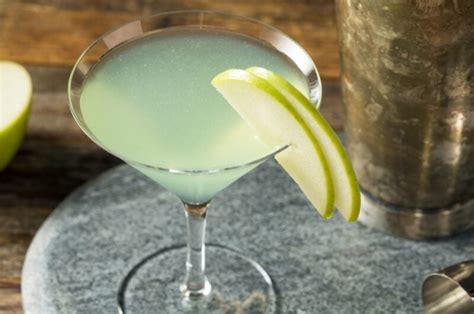 Appletini (Easy Cocktail Recipe) - Insanely Good