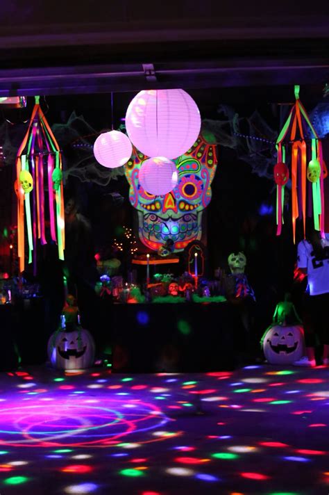 20+ Glow In The Dark Halloween Decoration Ideas – The Urban Decor