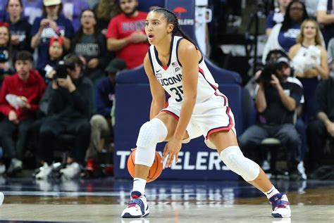 Azzi Fudd 'tweaked' knee in UConn win, but injury 'didn't sound serious ...