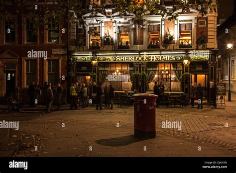 Sherlock holmes pub at night hi-res stock photography and images - Alamy