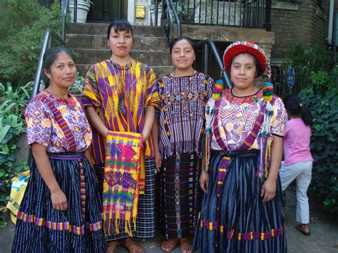 Indeginous Guatemalan women traditional clothing #quetzaltecas | Guatemala outfits, Guatemala ...