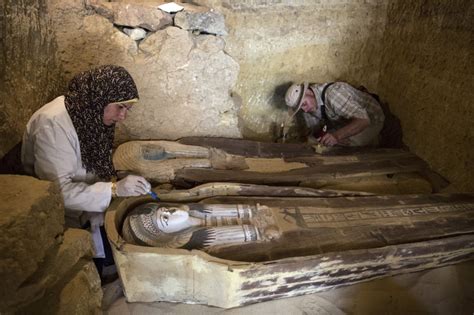 Egypt discovers 14 ancient coffins at Saqqara | Middle East Eye