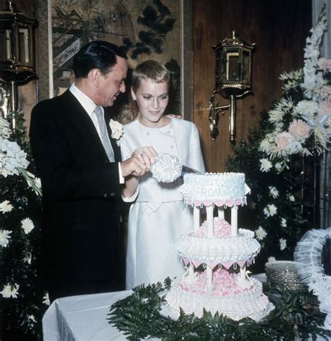 Lovely Photos of Mia Farrow and Frank Sinatra on Their Wedding Day in ...